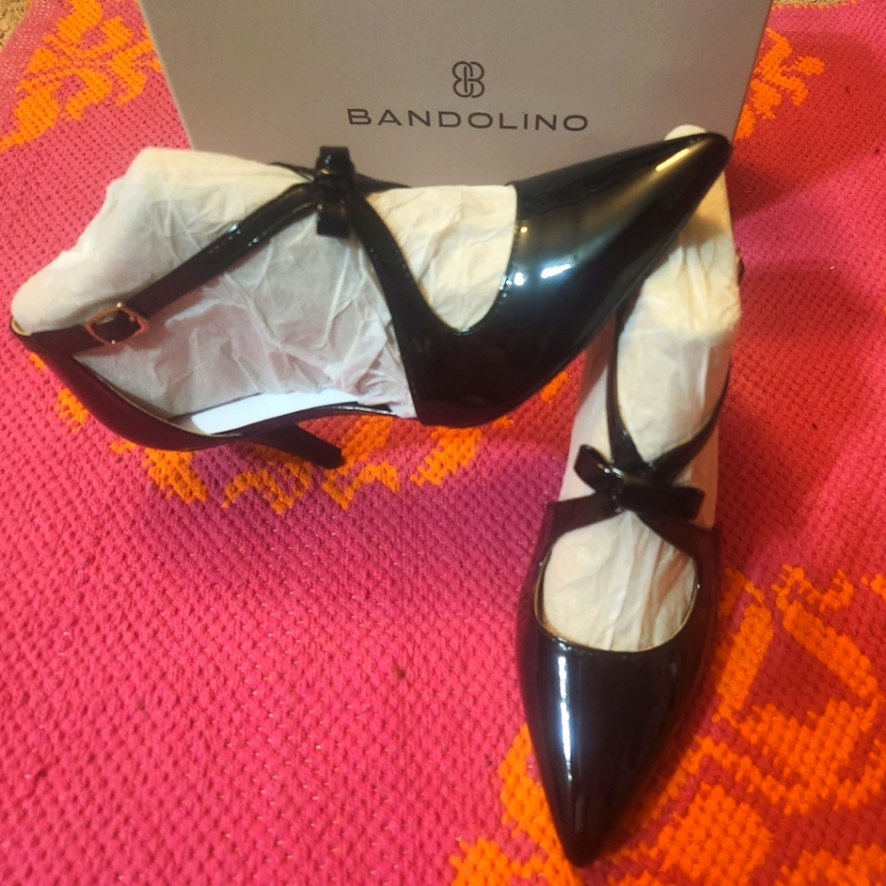 Strappy small heel black pumps with bow